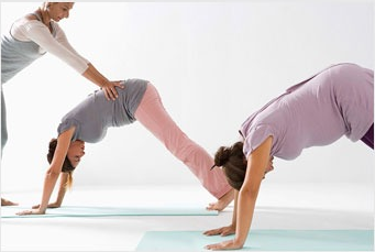 Подходящие позы йоги для беременной должен подбирать опытный инструктор. Видео курсы и курсы йоги для начинающих для этого не подходят