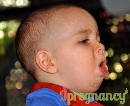 при приступе кашля ребенок сильно высовывает язык, вытягивает шею, наклоняя вперед голову