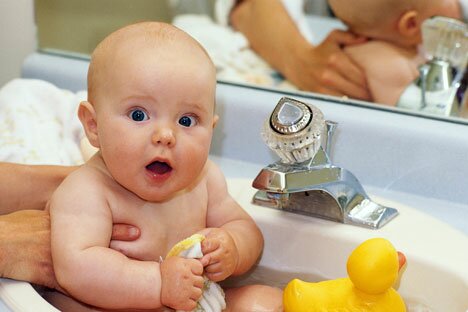 Когда и как начинать купать новорожденного