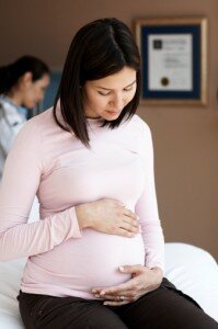 При любых болях в животе при беременности стоит обращаться к доктору